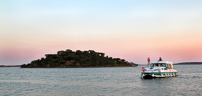 Municípios do Lago Alqueva rejeitam projeto fotovoltaico flutuante e alertam para impacto no turismo